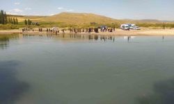 Sivas'ta serinlemek için suya giren 3 kişiden 1'i öldü, 1'i tedavi altına alınırken kayıp çocuğu arama çalışmaları sürüyor