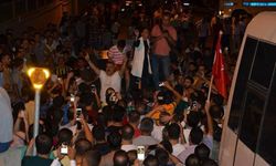 Sokağa çıkma yasağını hiçe saydılar, darbecilere geçit vermediler