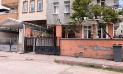 Sürgülü demir kapının altında kalan 3 yaşındaki çocuk ağır yaralandı