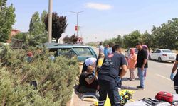 Sürücü, kazada yaralanan eşine sarılarak başında bekledi