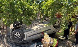 Takla atarak bahçeye uçan otomobilin sürücüsü yaralandı