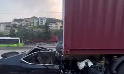 Tıra arkadan çarpan otomobil preslendi: Baba ile oğlu hayatını kaybetti