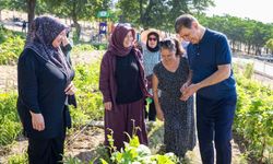 Toprakla buluşan kadınların hasat sevincine Başkan Tugay da ortak oldu