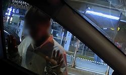 Trafik ışıklarında araçlara 'yapışan' çocuklar araç kamerasına yansıdı