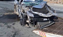 Tünel çıkışında kamyona çarpan otomobil takla attı: 1 yaralı