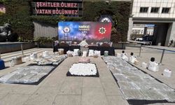 Uyuşturucu ve suç örgütlerine yönelik operasyonlarda ele geçirilen maddeler emniyette sergilendi