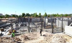 Vali Küçük, yapımı süren kültür merkezinde incelemelerde bulundu