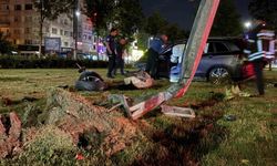 Virajı alamayan SUV tarzı araç aydınlatma direğini yerinden söktü: 1 yaralı