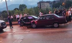 Yağışlı yolda iki otomobil çarpıştı: 4 yaralı