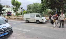 Yaya geçidinde duramayan minibüs, anneanne ve torununa çarptı