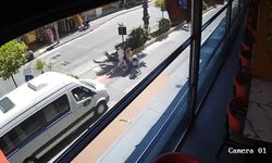 Yayaya yol veren minibüse arkadan araç çarptı, kaza anı kamerada