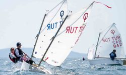14. Tayk-Eker Olympos Regatta'da genç yelkenciler rüzgarla mücadele ediyor