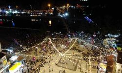 36 bin nüfuslu ilçeye insan seli: Festival sokakları doldurdu, kilometrelerce uzunlukta araç kuyruğu oluştu