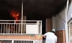 4 katlı evin giriş katında çıkan yangına ilk müdahaleyi vatandaşlar yaptı