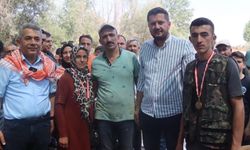 8 asırlık geleneğin şampiyon ödülünü hasta çocuğa bağışladı