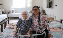 98 yaşındaki Şemsi teyzenin evinin yoluna parke taşı döşendi