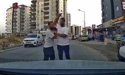 Adana'da trafikte tartıştığı sürücüye testereyle saldıran şahıs kamerada