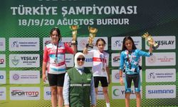 Akhisarlı bisikletçiler Türkiye Şampiyonası'nda kürsüyü doldurdu