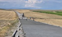 Akyaka'da köy yolları betonla buluşuyor
