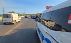 Alev alan otomobil zeytinlik alana sıçramadan söndürüldü