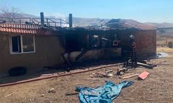 Alevlere teslim olan ev kullanılmaz hale geldi