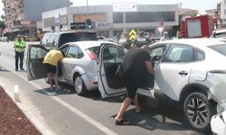 Antalya'da 5 aracın karıştığı zincirleme kazada 6 kişi yaralandı