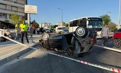 Antalya'da refüje çarpan otomobilin takla atma anı kamerada: 2 yaralı