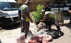 Antalya'da son kullanma tarihi bulunmayan ve süresi geçmiş 152 kilo et ile 20 bidon turşuya el konuldu
