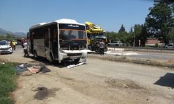 Antalya'da yolcu indirmek için duran midibüse tır arkadan çarptı: 11 yaralı