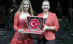 Antalyalılar 30 Ağustos'ta Derya Uluğ ile coştu