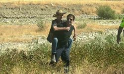 Araç dere yatağına savruldu, yaralının yardımına çevredekiler koştu