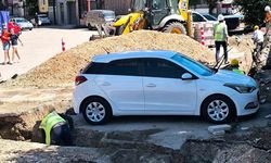 Araç sahibine ulaşılamayınca otomobilin etrafını kazdılar