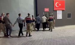 Araçlarıyla seyir halindeki aileye silahlı saldırıda bulunan zanlılar tutuklandı