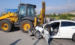 Arsuz'da kepçeyle çarpışan otomobil hurdaya döndü: 2 yaralı
