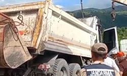 Asfalt yüklü kamyon devrildi: Ardahan-Posof karayolunu kısa süreliğine ulaşıma kapatıldı