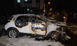 Avcılar'da 3 otomobil alevlere teslim oldu: Kundaklama şüphesi üzerinde duruluyor