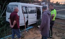 Bahçeden içeri girip alev alan minibüsü ev sahipleri musluk hortumuyla söndürdü