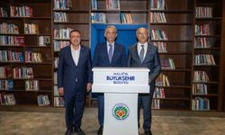 Bakan Yardımcısı Nadir Alpaslan Şehir Kütüphanesini gezdi
