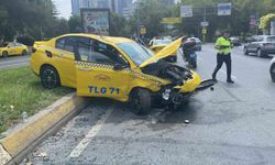 Bakırköy'de ticari taksi ve otomobil çarpıştı: 1 yaralı