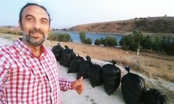 Balık tutmaya geldikleri gölette çöp topladılar