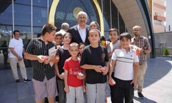 Başkan Hallaç, minik gönüllere dokundu