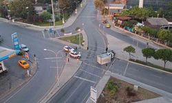 Beylikdüzü'nde kırmızı ışık ihlali yapan sürücünün çarptığı kamyon devrildi: O anlar güvenlik kamerasında