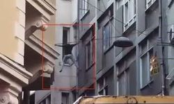 Beyoğlu'nda yürekleri ağza getiren anlar: Elektrik tellerinden açılan hava minderine düştü