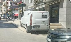 Bilecik'te kaldırım üstü parklanmalar yayaları isyan ettirdi