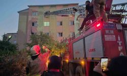 Bingöl'de 16 dairelik bina alevlere teslim oldu: Mahsur kalanları itfaiye merdivenle kurtardı