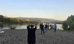 Bingöl'de nehirde akıntıya kapılan iki kardeşten biri kayboldu