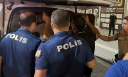 Biri oynayarak, diğeri zorla gözaltına alındı: İlginç anlar kamerada