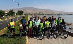 Bitlis'te 30 bisikletli 90 kilometre pedal çevirip Ahlat'ın tarihi mirasını ziyaret etti