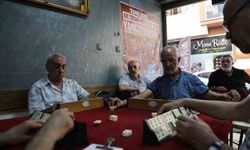 Bu kahvehanede masa yancıları ayrı masada oturuyor