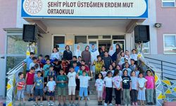 Burhaniye'de kadın muhtar öğrencilere ikramlarda bulundu